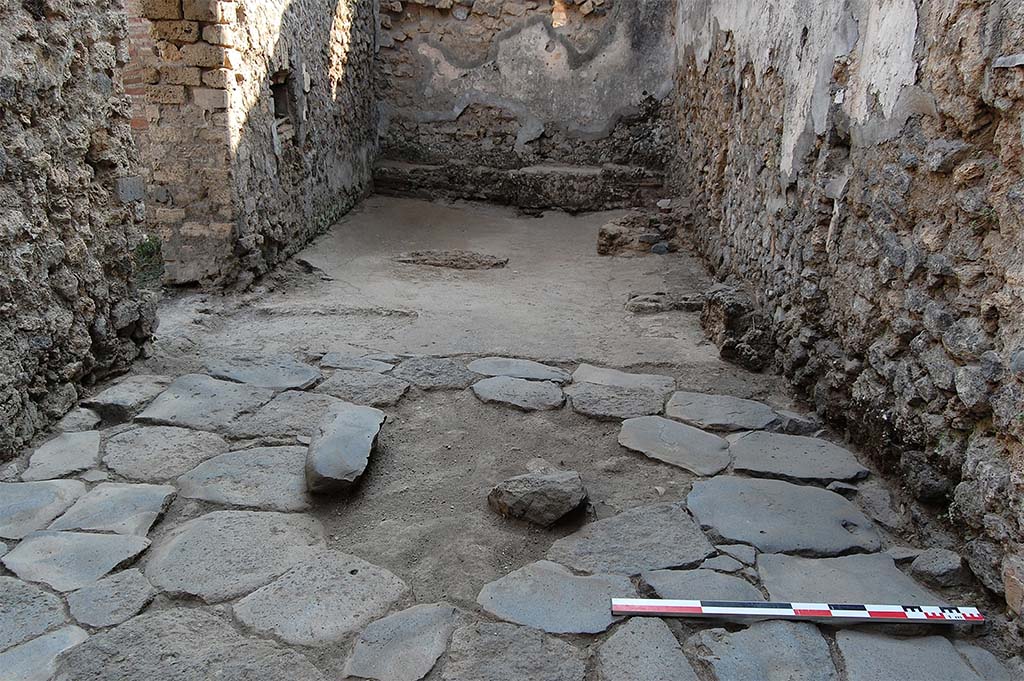 Fig. 6 - Pompi Pistrina. Boulangerie V 4, 1-2. Salle de prparation des ptons (vu de lest).
Dallage pour un possible ptrin et pieds de tables maonns utiliss pour le faonnage.
Clich S. Aho / EFR.
