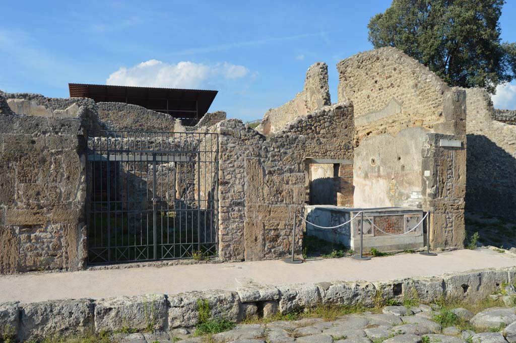 V.4.6 Pompeii and the corner at V.4.7 on Via di Nola. October 2017. Looking north to entrance doorways. 
Foto Taylor Lauritsen, ERC Grant 681269 DÉCOR.

