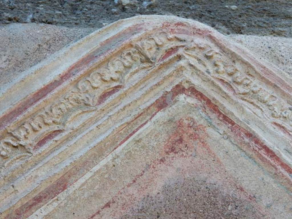 V.4.9 Pompeii. May 2017. Detail of painted stucco.  Photo courtesy of Buzz Ferebee.