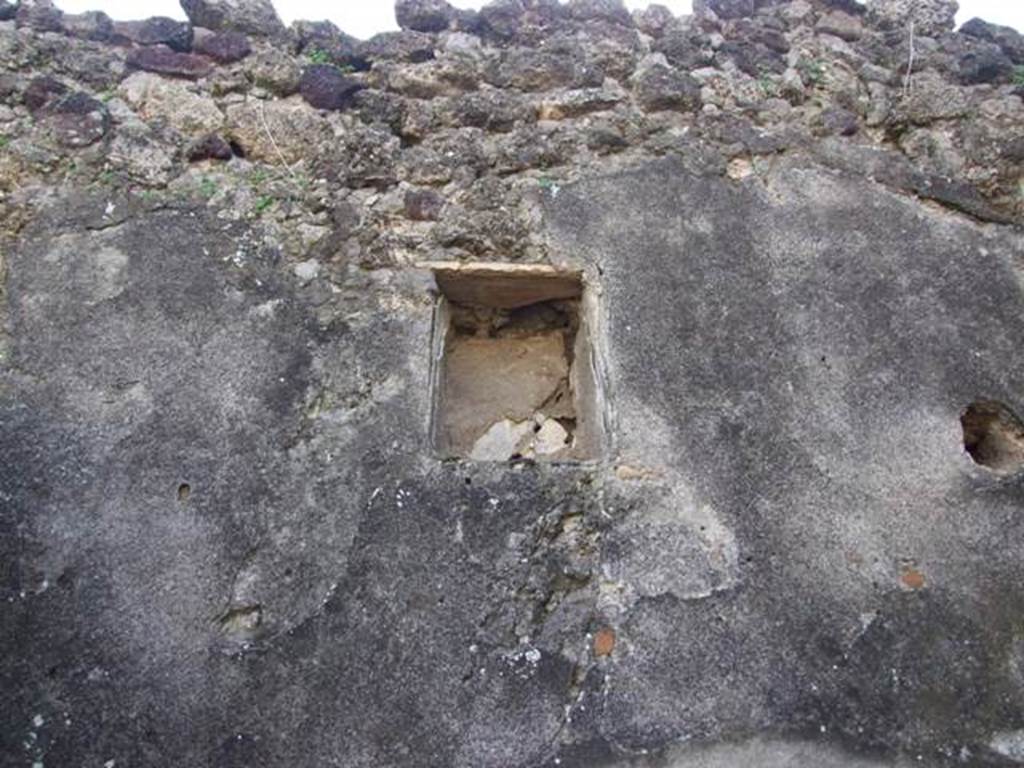 V.4.9 Pompeii.  March 2009. Upper south wall with recess.