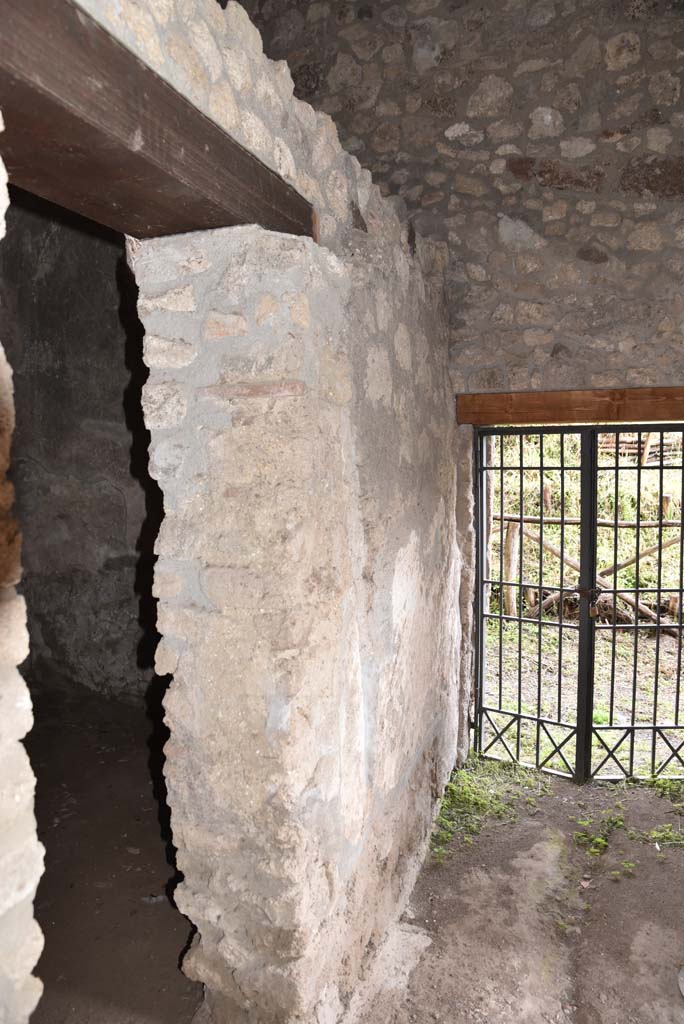 V.4.11/V.4.a Pompeii. March 2018.
Room ‘x’, looking east from doorway towards rear entrance at V.4.11.
Foto Annette Haug, ERC Grant 681269 DÉCOR.