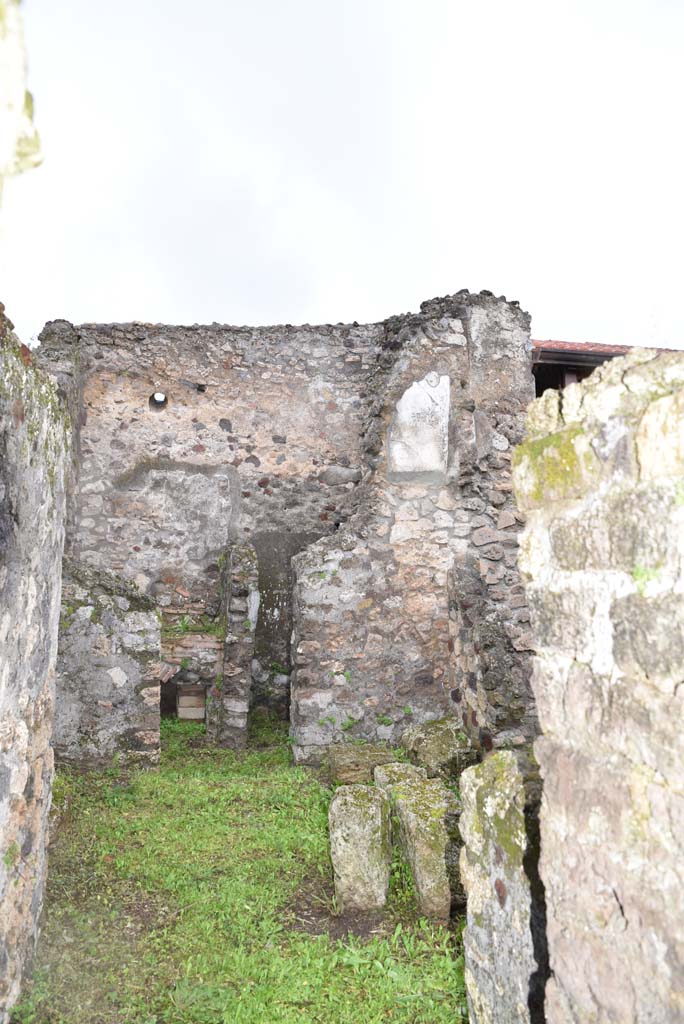 V.4.a Pompeii. March 2018. 
Room ‘p’, looking north through doorway, towards north wall with doorway to kitchen area.
Foto Annette Haug, ERC Grant 681269 DÉCOR.
