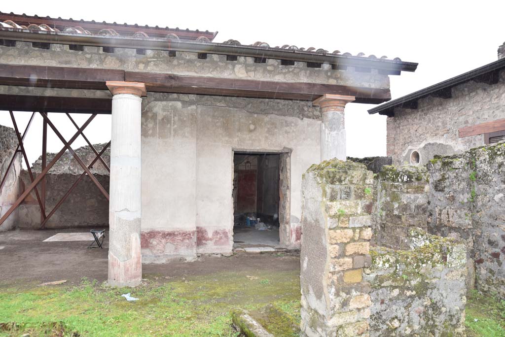 V.4.a Pompeii. March 2018. Room ‘l’ (L), looking south across garden area towards doorway to room ‘s’, centre right.      
Foto Annette Haug, ERC Grant 681269 DÉCOR
