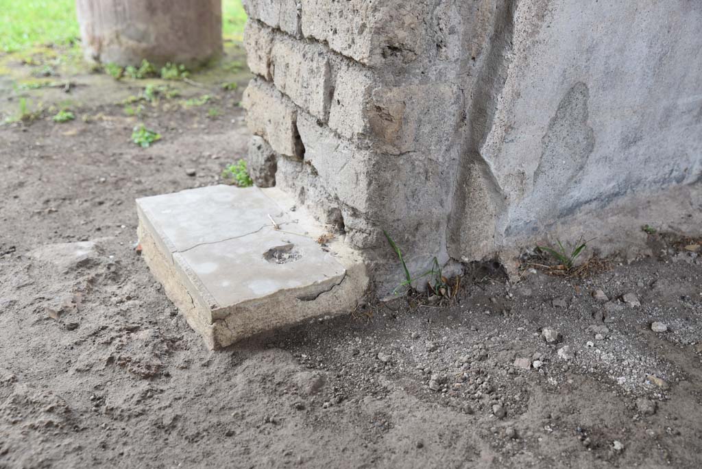 V.4.a Pompeii. March 2018. Room ‘t’, looking north from interior of exedra, towards east side (left), of doorway to portico.
Foto Annette Haug, ERC Grant 681269 DÉCOR.
