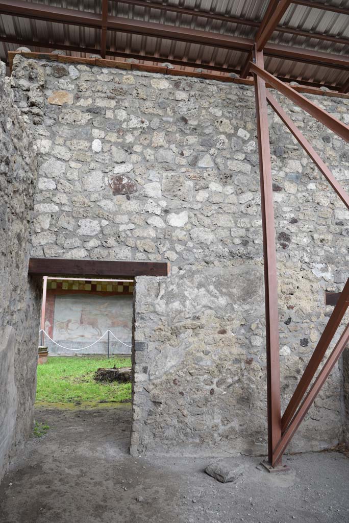 V.4.a Pompeii. March 2018. 
Room ‘u’, looking towards north wall with doorway to garden area.
Foto Annette Haug, ERC Grant 681269 DÉCOR.
