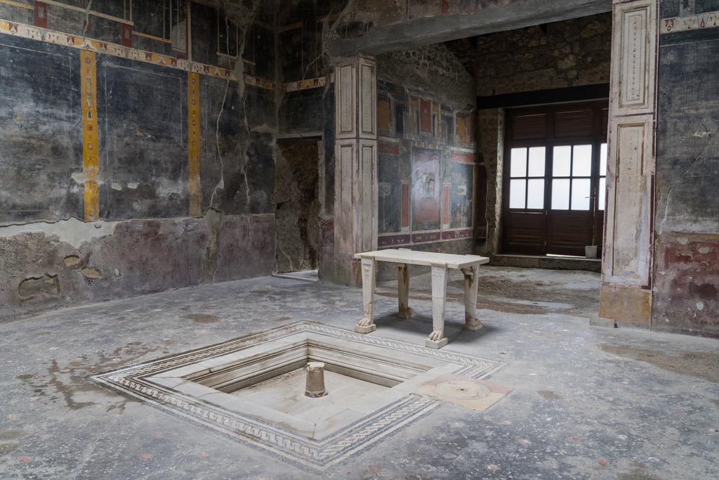 V.4.a Pompeii. March 2023. Atrium “b”, looking towards north-east corner, with tablinum, on right. Photo courtesy of Johannes Eber.