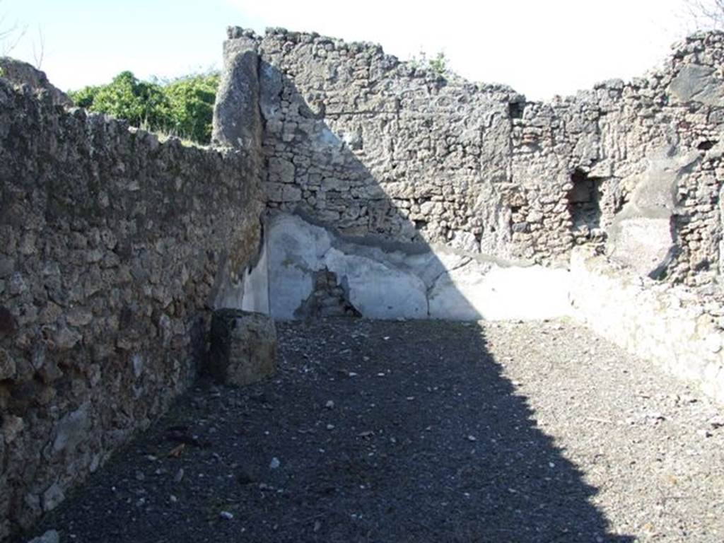 V.4.b Pompeii. March 2009. Large triclinium, on north side of entrance corridor.
According to Warscher, in the dining room one could still see a triclinium which in some places, still had green stucco with remains of red points.
See Warscher, T., 1925. Pompeji: Ein Führer durch die Ruinen. Berlin und Leipzig: de Gruyter. (p.127)
According to Small, a graffito on the wall of a triclinium gave the names of the planetary deities in the order in which we know them, (CIL IV.6779). Mercury was already illegible when the house was excavated in 1901.
See Small, A.M: Religion in the Roman period, in
See Dobbins, J. J. and Foss, P. W., 2008. The World of Pompeii. Oxford: Routledge. (p.197)

According to Epigraphik-Datenbank Clauss/Slaby (See www.manfredclauss.de), CIL IV 6779, reads as –
Saturni
Solis
Lunae
Martis
[[Mercuri]]
Iovis
Veneris
