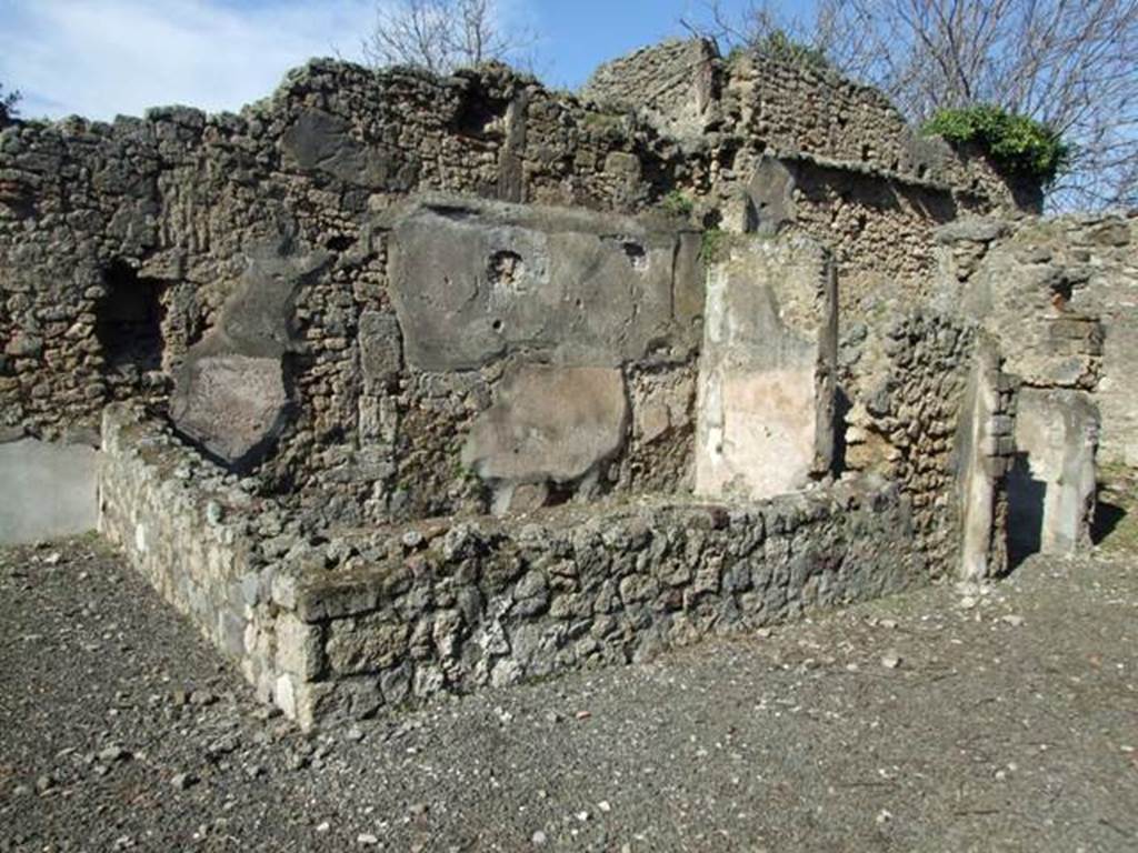 V.4.b Pompeii.  March 2009.   Exedra on north side of atrium.