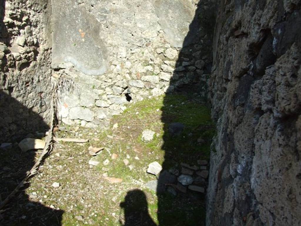 V.4.b Pompeii.  March 2009.  East wall of Kitchen.