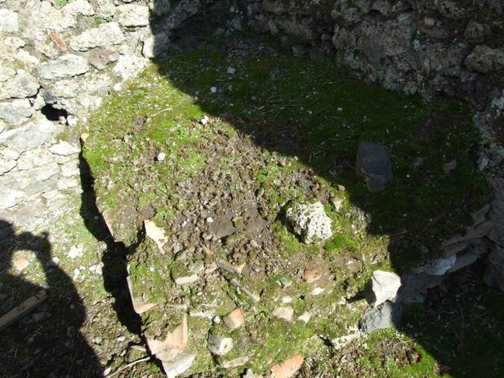 V.4.b Pompeii. March 2009. Remains of bench or hearth in kitchen