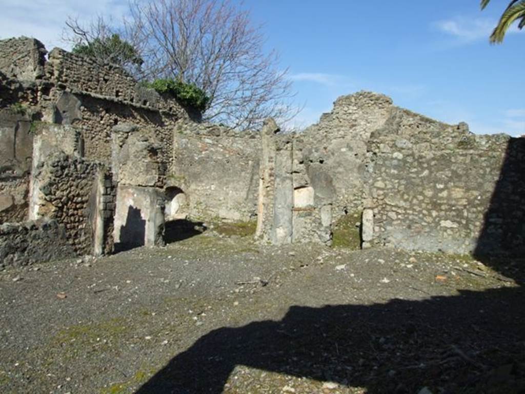 V.4.b Pompeii.  March 2009.  Looking east across atrium, from south west corner.