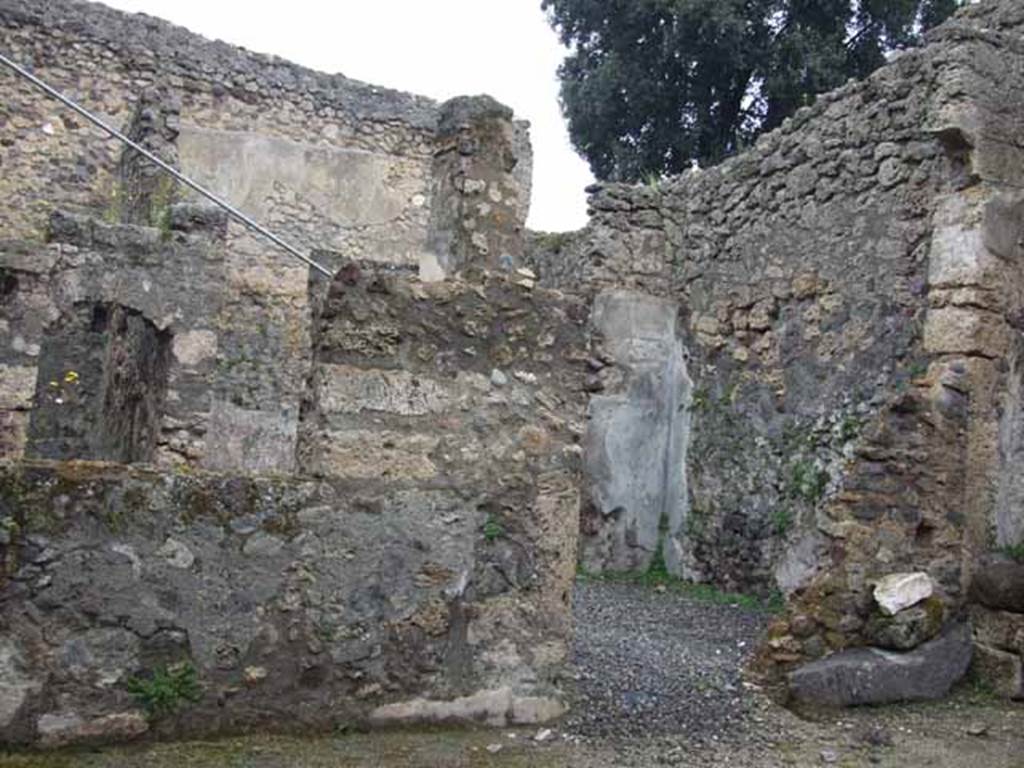 V.5.2 Pompeii. May 2010. East side, doorway to triclinium.