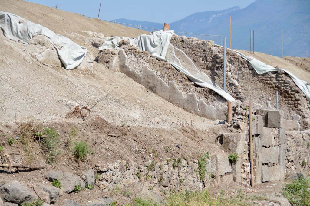 V.6.13 Pompeii, on right. 2018. Looking south along east side of Via del Vesuvio during works. 
Photo © Parco Archeologico di Pompei.
