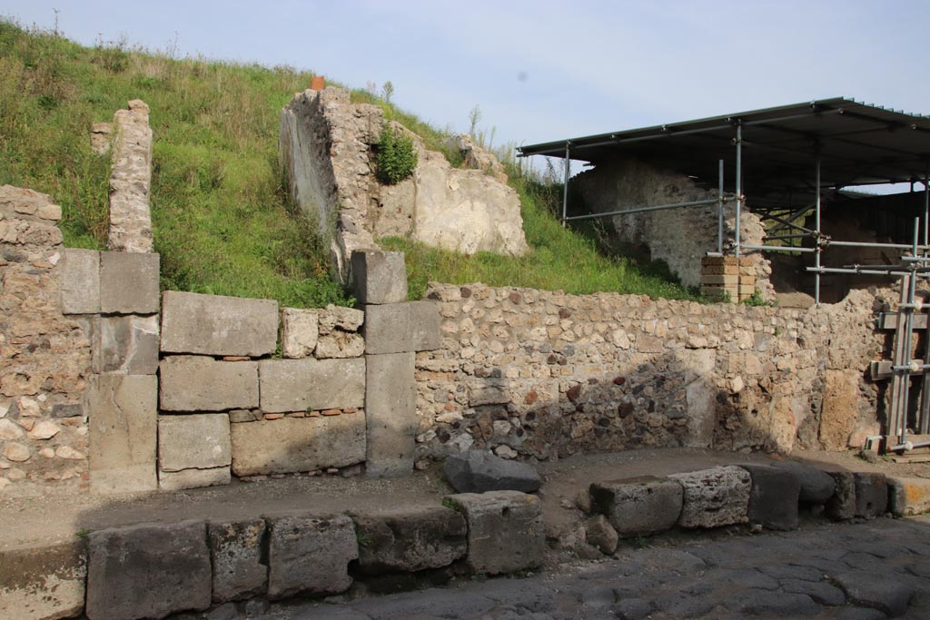 V.6.13 Pompeii. October 2022. 
Looking south-east towards entrance doorway and front façade of room 39 on south side of entrance doorway. Photo courtesy of Klaus Heese.

