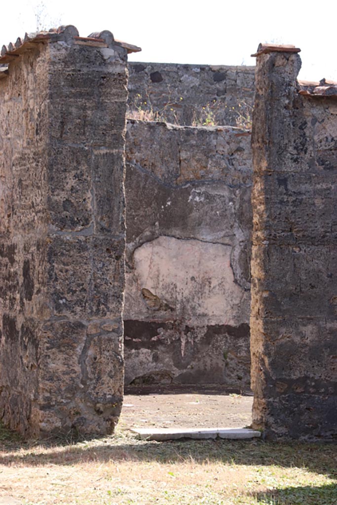 VI.1.10 Pompeii. May 2024.  
Room 16, doorway in east wall of south ala, to a large room on south side of tablinum. 
Photo courtesy of Klaus Heese.
