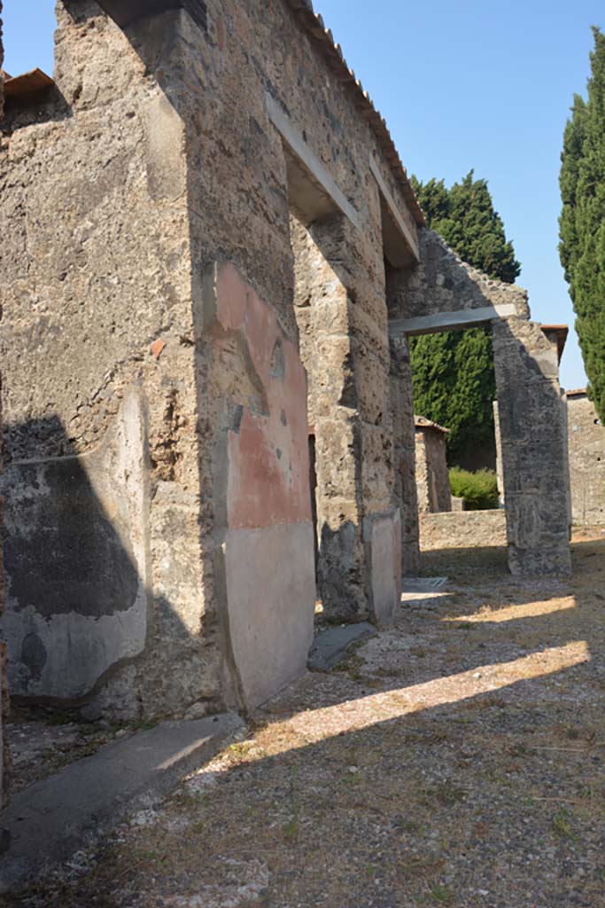 VI.1.10 Pompeii. July 2017. 
Room 1, looking east along doorways to rooms on north side of atrium.
Foto Annette Haug, ERC Grant 681269 DÉCOR.
