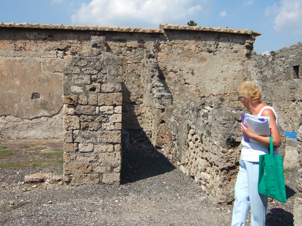 VI.2.24 Pompeii. September 2005. Looking north from atrium towards small corridor leading to kitchen area.
In the east wall of the kitchen area was another doorway linking with the shop at VI.2.23.  
