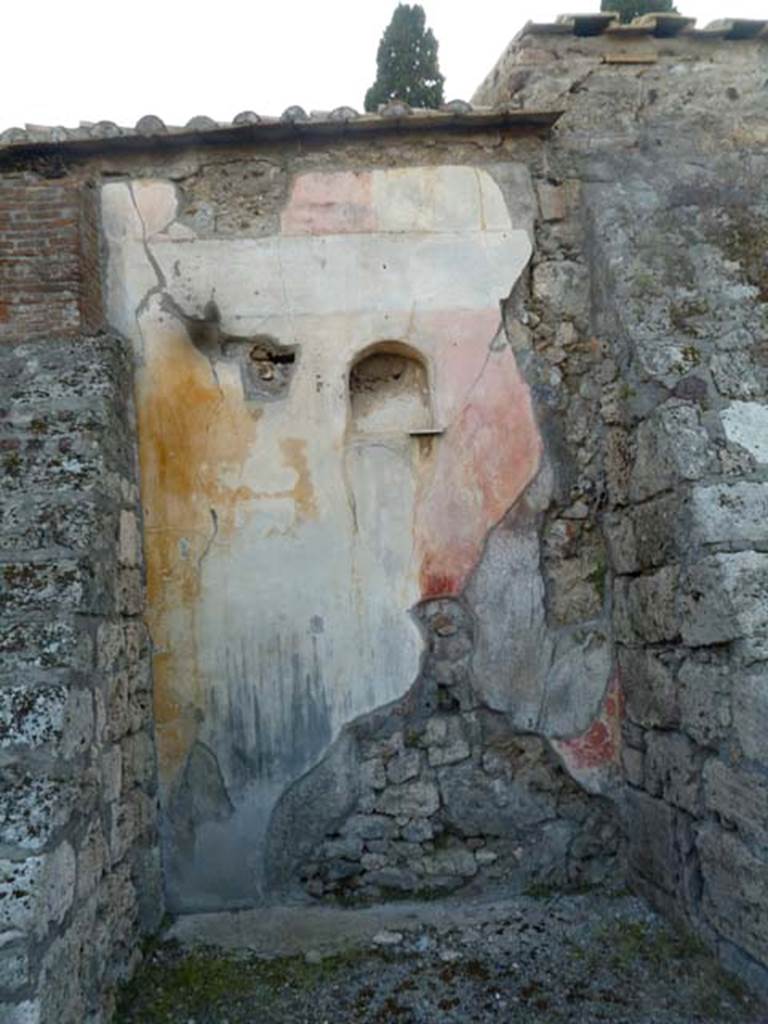 VI.2.24 Pompeii. May 2011. Arched niche in west wall of garden area, or oecus.