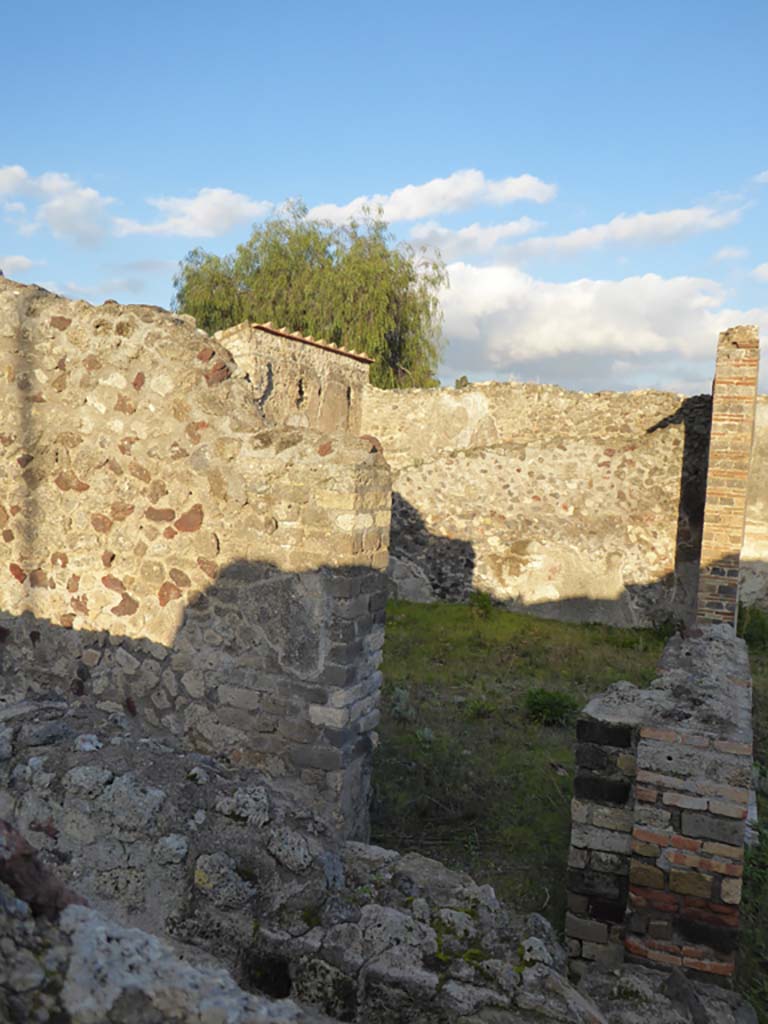 VI.6.1 Pompeii. January 2017. Doorway to room 19 exedra, from room 18.
Foto Annette Haug, ERC Grant 681269 DCOR.
