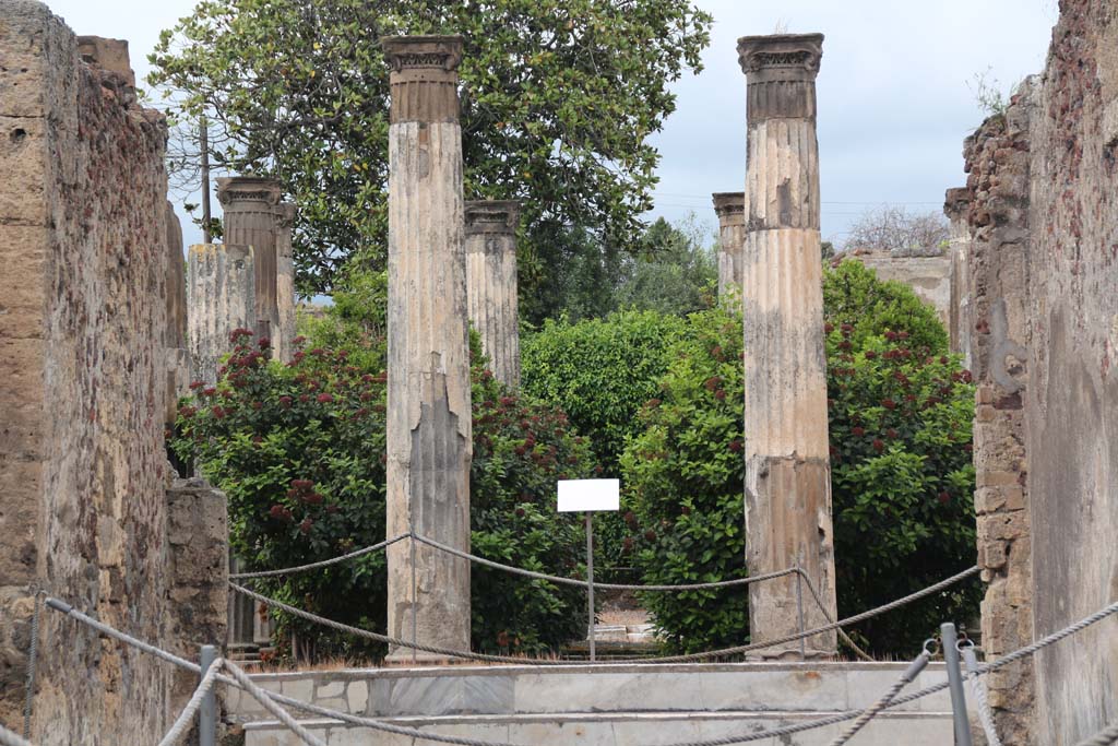 VI.6.1 Pompeii. April 2014. Peristyle, looking north from steps in room 6, tablinum. Photo courtesy of Klaus Heese.