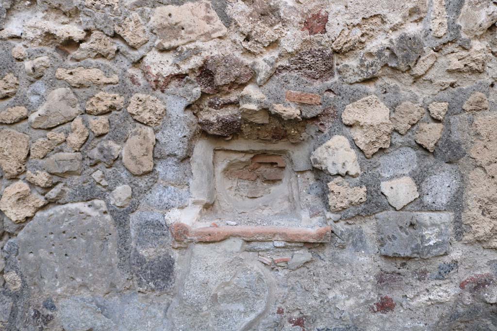 VI.7.5 Pompeii. December 2018. Niche in north wall of shop. Photo courtesy of Aude Durand.