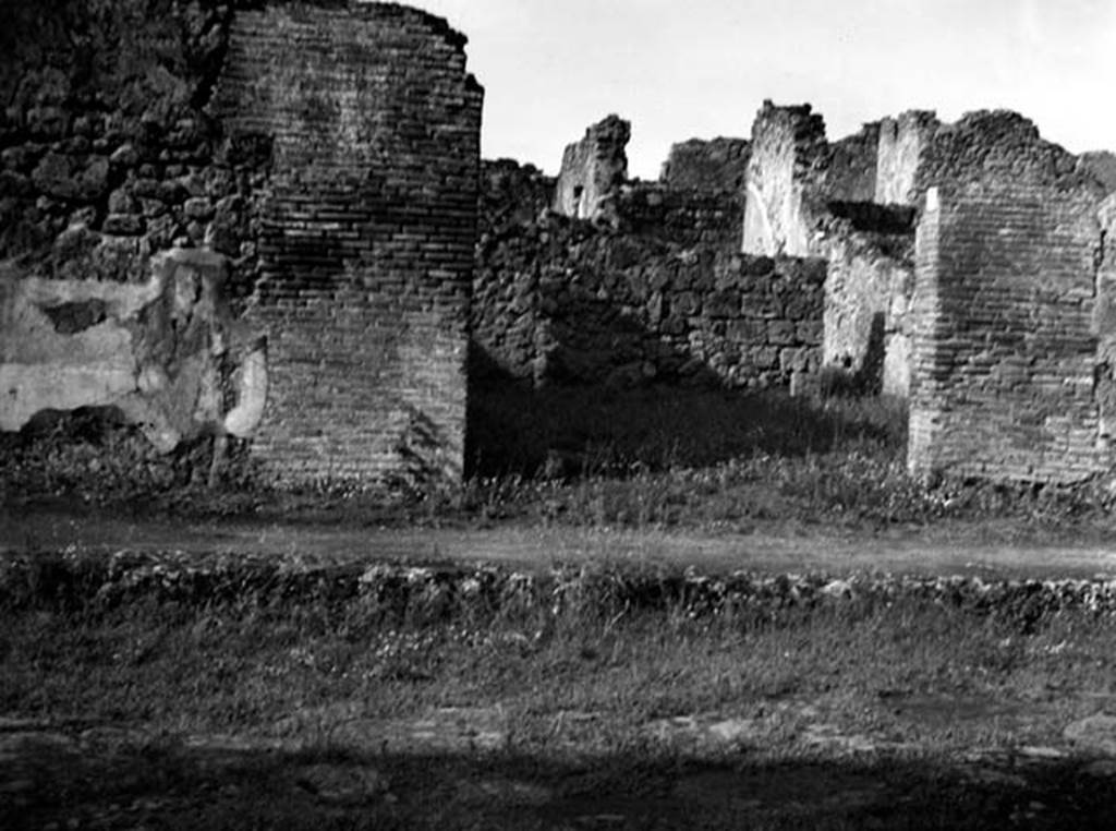 VI.7.10 Pompeii. W.1302. Looking west to façade on Via Mercurio.
Photo by Tatiana Warscher. Photo © Deutsches Archäologisches Institut, Abteilung Rom, Arkiv. 
