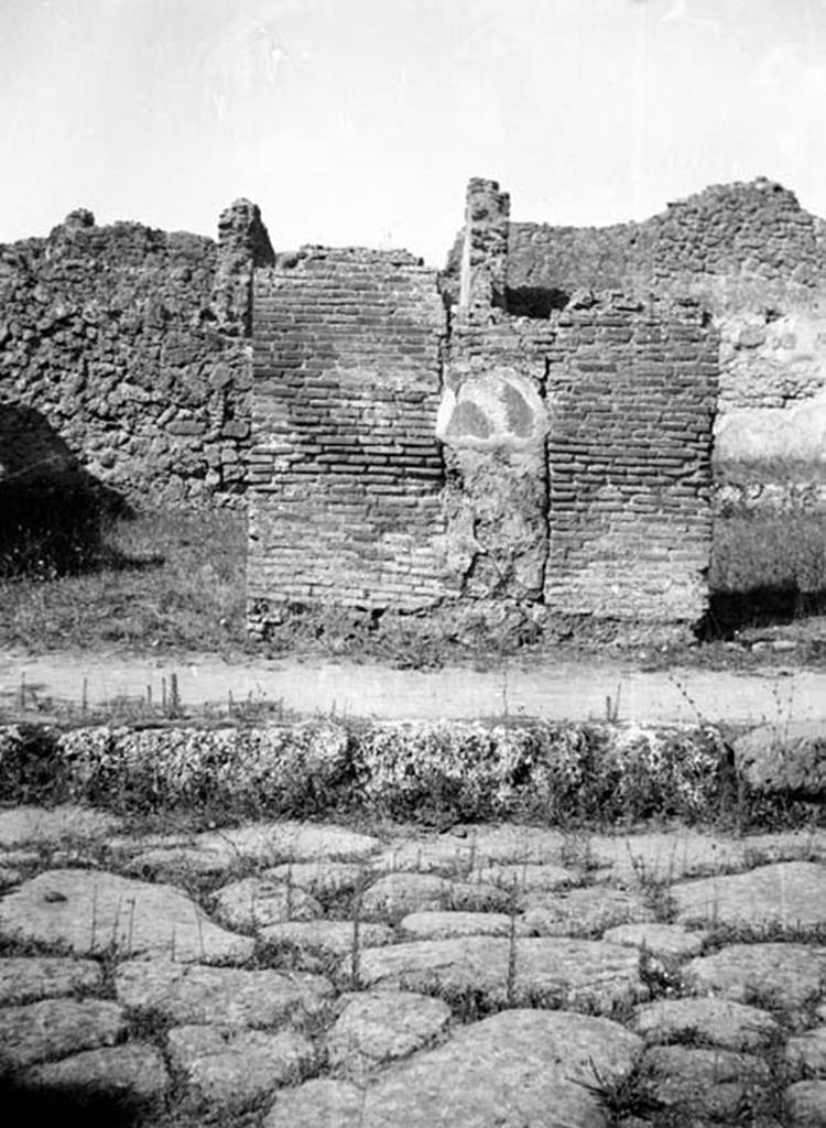 VI.7.10/11 Pompeii. W.1303. Pilaster on north side of entrance doorway between 10 and 11.
Photo by Tatiana Warscher. Photo © Deutsches Archäologisches Institut, Abteilung Rom, Arkiv.
