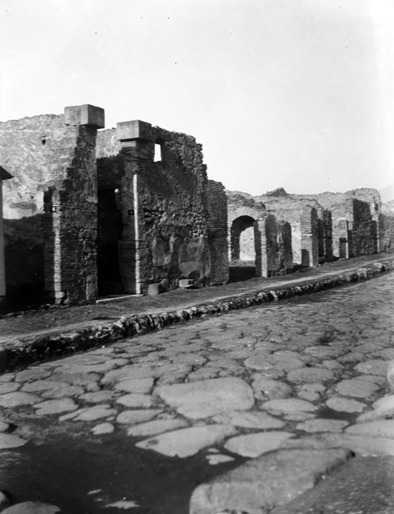 VI.7.8-15 Pompeii, W.1297. 
Looking north along west side of Via Mercurio, with the arched recess of VI.7.11, in centre.
Photo by Tatiana Warscher. Photo © Deutsches Archäologisches Institut, Abteilung Rom, Arkiv. 
