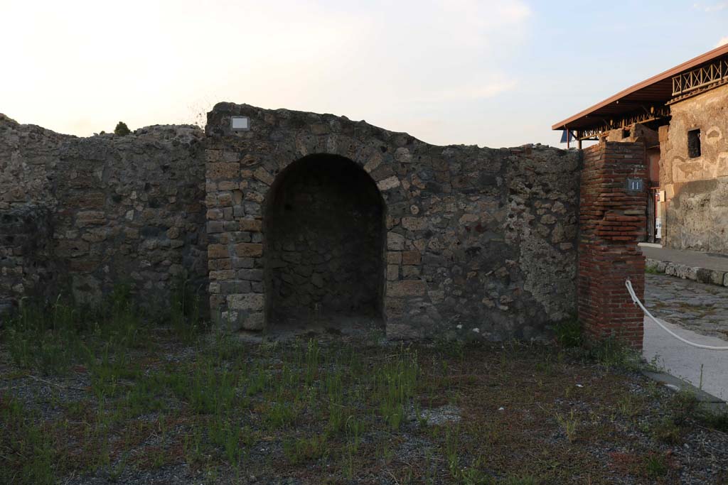 VI.7.11 Pompeii. December 2018. Looking north towards arched recess. Photo courtesy of Aude Durand.