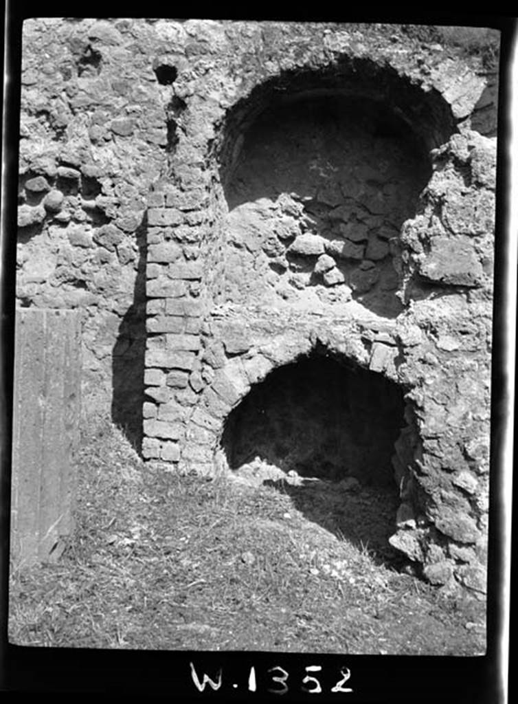 230450 Bestand-D-DAI-ROM-W.1352.jpg
VI.7.19 Pompeii, W.1352. Looking north hearth/oven in kitchen area.
Photo by Tatiana Warscher. With kind permission of DAI Rome, whose copyright it remains. 
See http://arachne.uni-koeln.de/item/marbilderbestand/230450 
