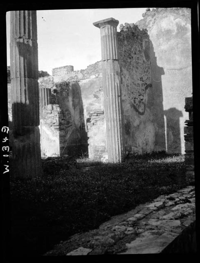 230614 Bestand-D-DAI-ROM-W.1349.jpg
VI.7.19 Pompeii. W.1349. Looking north-west from rear of tablinum towards rooms on north side of peristyle.
Photo by Tatiana Warscher. With kind permission of DAI Rome, whose copyright it remains. 
See http://arachne.uni-koeln.de/item/marbilderbestand/230614 
