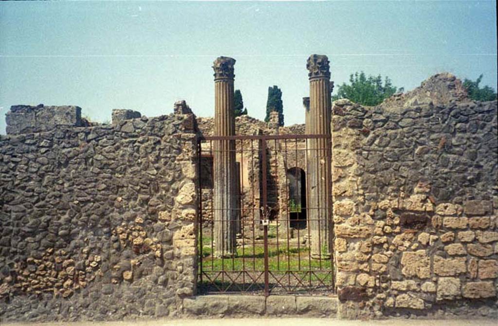 VI.7.21 Pompeii. July 2011. Entrance doorway. Photo courtesy of Rick Bauer.