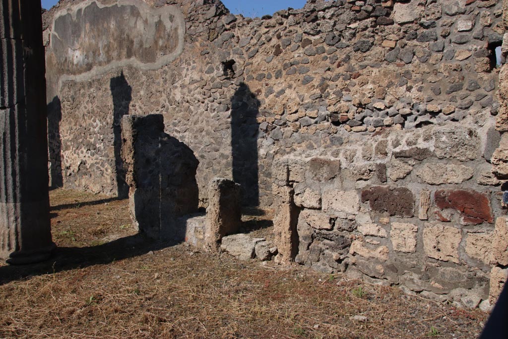 VI.7.21 Pompeii. October 2022. 
North side of entrance vestibule with small doorway under site of stairs to upper floor. Photo courtesy of Klaus Heese. 

