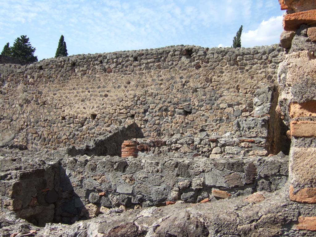 VI.7.22 Pompeii. September 2005. North side and north-east corner of atrium, looking from entrance.