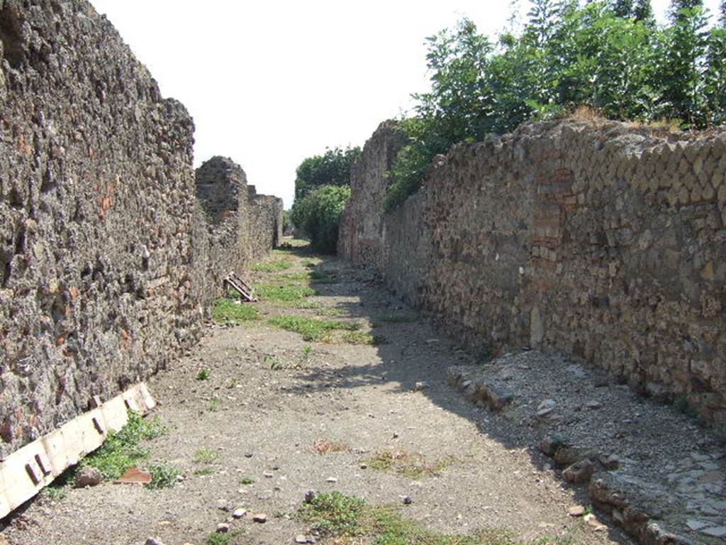 Rear of VI.7.22/VI.7.21/VI.7.20. September 2005. Vicolo della Fullonica looking south. VI.5.