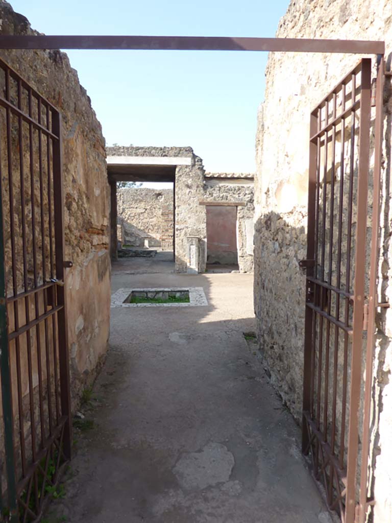 VI.7.23 Pompeii. October 2014. Looking west through entrance doorway.
Foto Annette Haug, ERC Grant 681269 DCOR.

