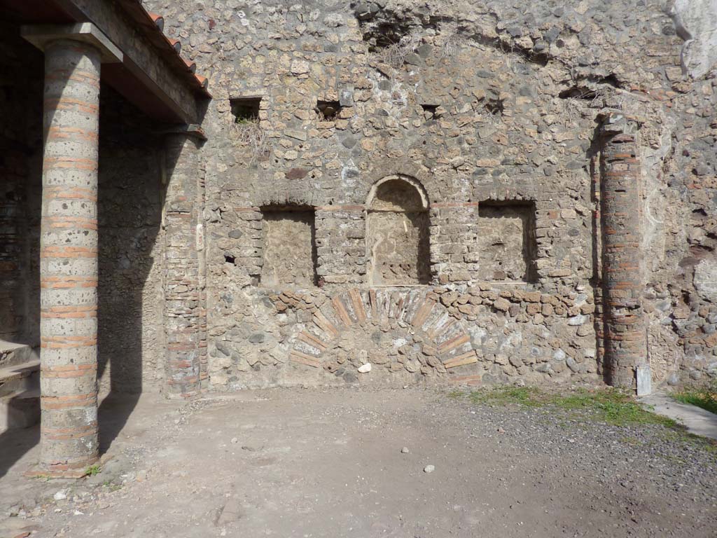 VI.7.23 Pompeii. October 2014. Looking north to niches on wall behind the site of the summer triclinium.
Foto Annette Haug, ERC Grant 681269 DCOR.
