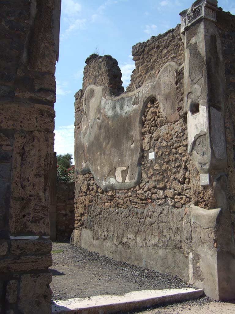 VI.7.25 Pompeii. September 2005. Looking towards north wall of entrance corridor.