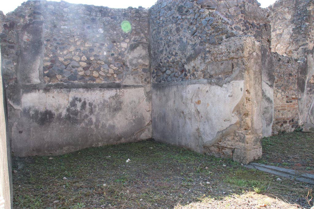 VI.7.25 Pompeii. October 2022. Looking south-west across triclinium, with doorway to atrium, on right. Photo courtesy of Klaus Heese. 

