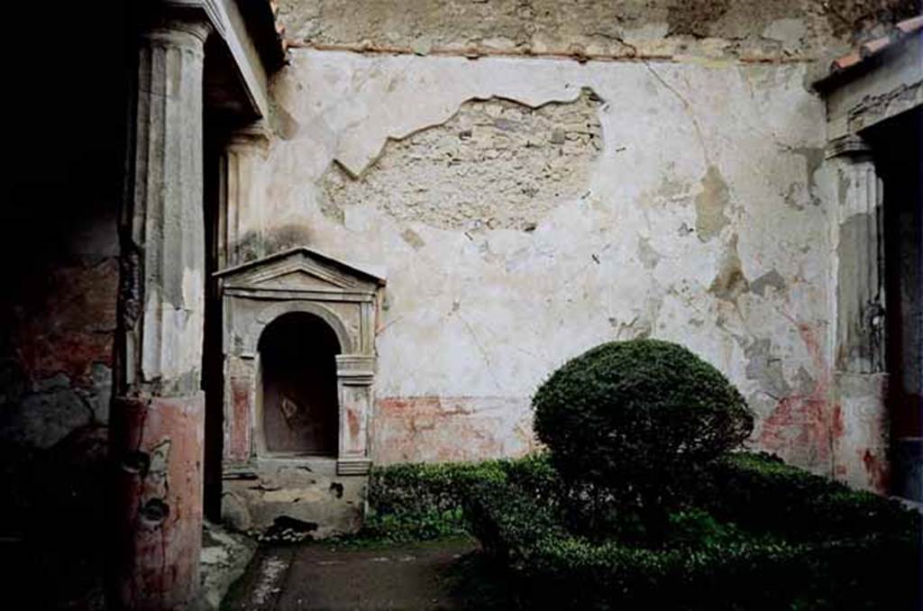 VI.8.5 Pompeii.  July 2010. Peristyle and aedicula shrine. Photo courtesy of Rick Bauer.