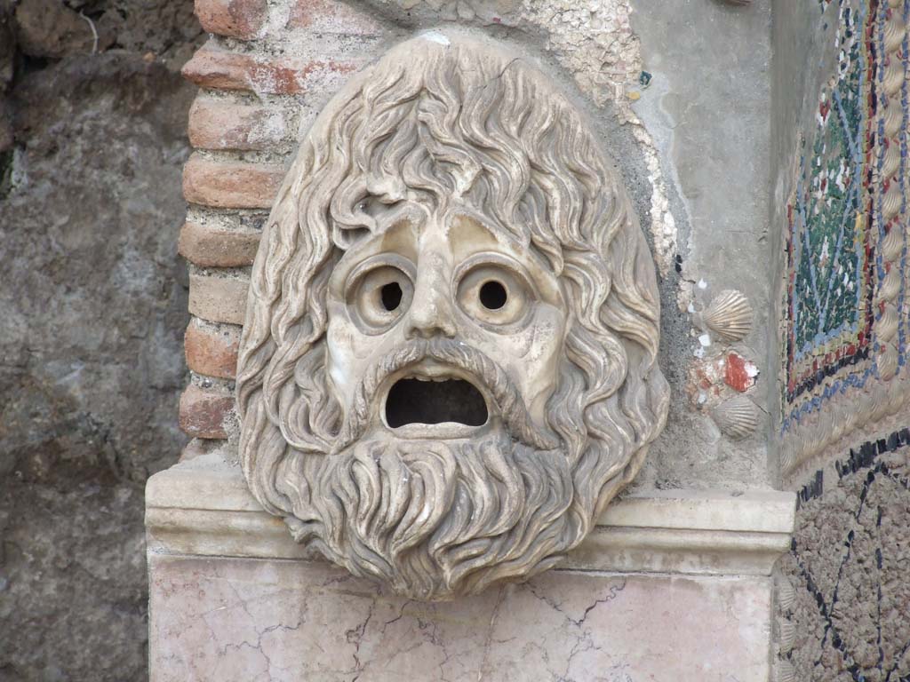 VI.8.22 Pompeii. December 2006. Detailed view of mask on left (or south) of the large fountain.