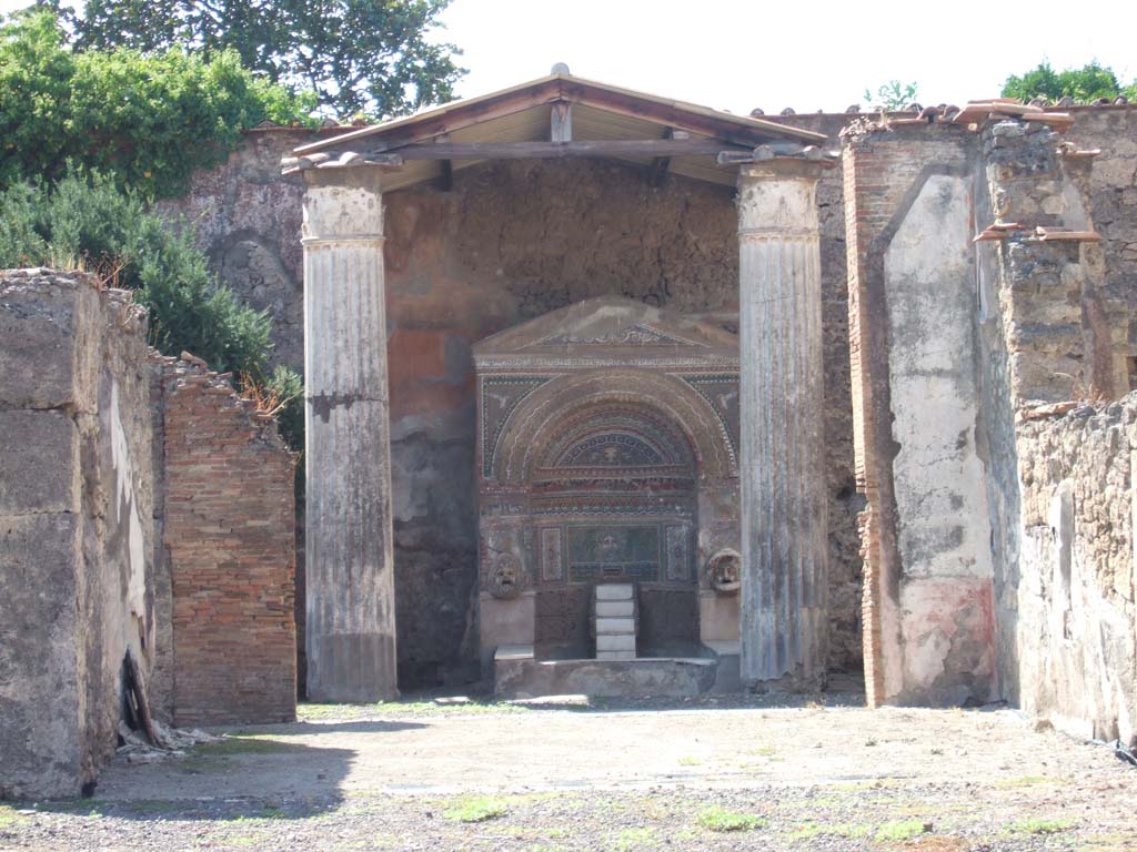 VI.8.22 Pompeii. December 2006. Looking west through the tablinum to the large fountain. 
According to PPM –
“Il tablino (12), che presenta un mosaico di II stile, era affiancato dal triclinium (16) in cui si vide un quadretto con rappresentazione teatrale simile a quella della Casa del Poeta tragico VI.8,3/5, (gia rovinato all’epoca dello scavo), e dallo oecus (11) comunicante anche con lo xystus porticato (10) nel cui fondo si trova il ninfeo.” 
(trans. “The tablinum which has a mosaic of II Style, was flanked by the triclinium (16) in which we saw a picture with a theatrical representation similar to that of the House of the Tragic Poet VI.8.3/5, (already ruined at the time of the excavation), and by the oecus (11) also communicating with the garden portico (10) at whose rear, the nymphaeum was found”). 
See Carratelli, G. P., 1990-2003. Pompei: Pitture e Mosaici. IV (4). Roma: Istituto della enciclopedia italiana, p.613.
