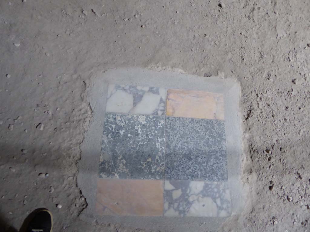 VI.8.23 Pompeii. September 2017. Rectangular marble pattern in floor of room leading to VI.8.24.
Foto Annette Haug, ERC Grant 681269 DÉCOR.

