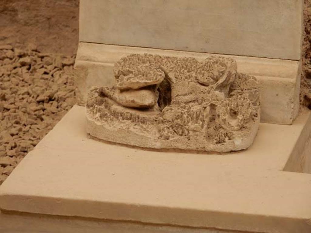 VI.8.23 Pompeii. May 2017. Statuette. Photo courtesy of Buzz Ferebee.