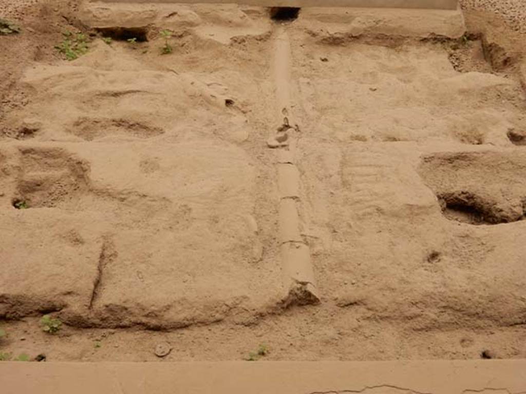 VI.8.23 Pompeii. May 2017. Detail of surface below garden area, and terracotta pipe leading from fountain. Photo courtesy of Buzz Ferebee.
