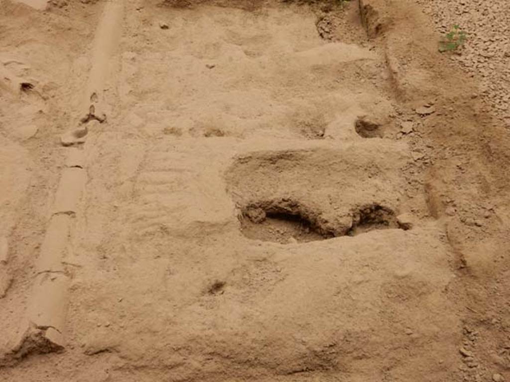 VI.8.23 Pompeii. May 2017. Detail of surface below garden area, and terracotta pipe leading from fountain. Photo courtesy of Buzz Ferebee.
