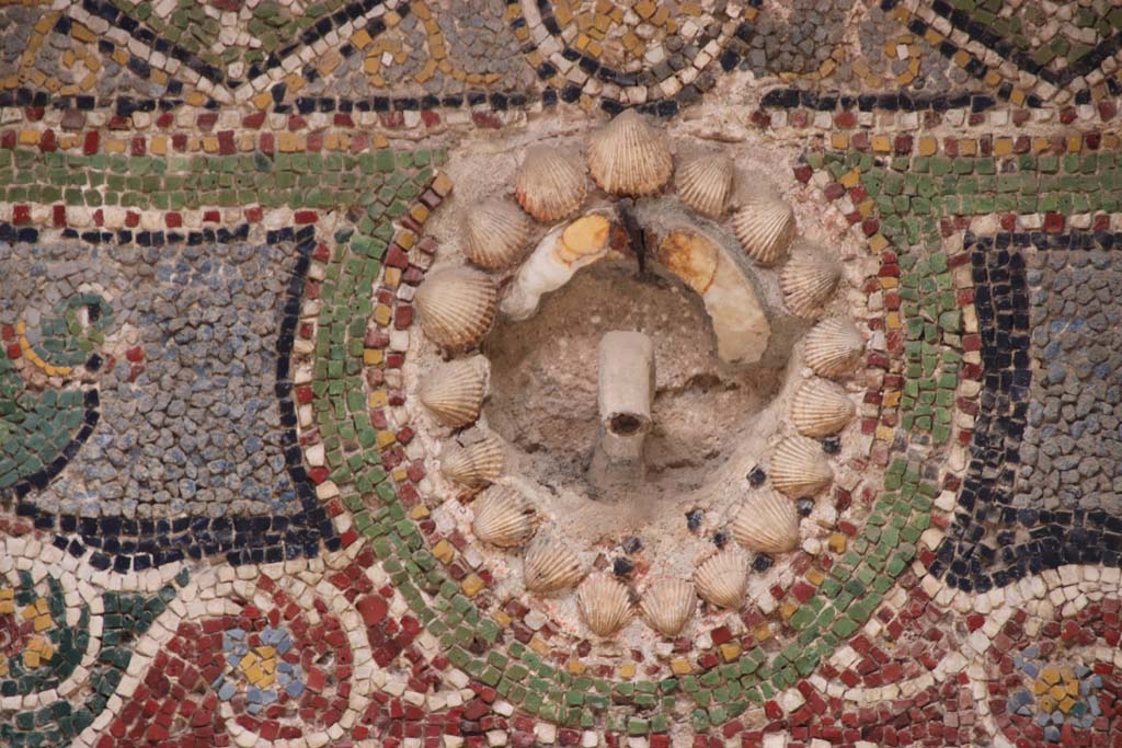 VI.8.23 Pompeii. September 2017. Detail from rear of fountain niche. Photo courtesy of Klaus Heese.