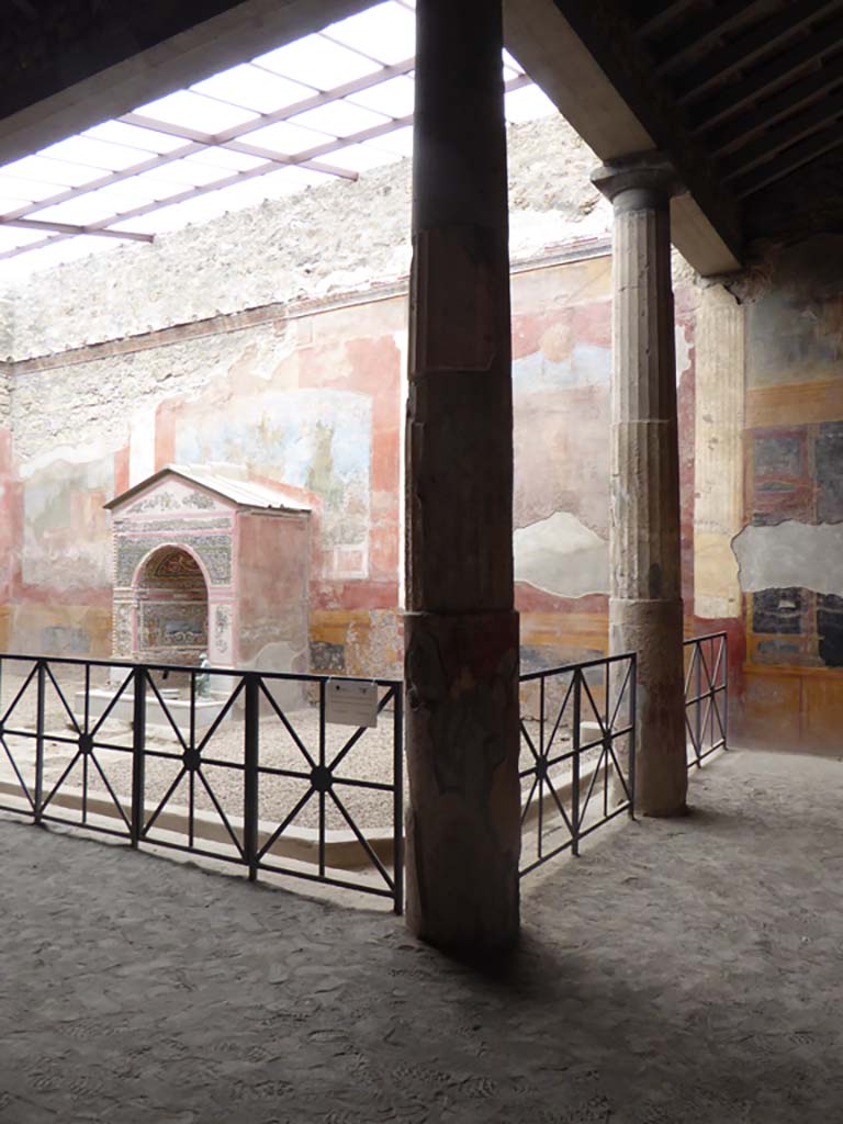 VI.8.23 Pompeii. September 2017. 
Looking south-west from north portico, towards garden area with gutter around it.
Foto Annette Haug, ERC Grant 681269 DÉCOR.
