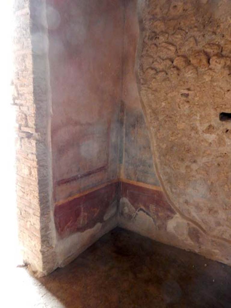 VI.8.23 Pompeii. May 2017. South-west corner and doorway of central room on north portico. Photo courtesy of Buzz Ferebee.
