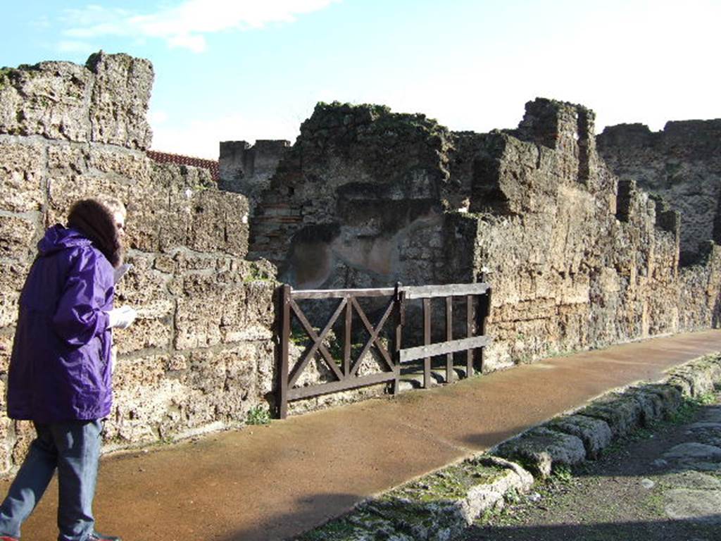 VI.9.1 Pompeii. December 2005. Entrance doorway on Via di Mercurio, looking towards south wall of fauces .
